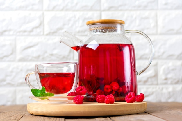 Té de hierbas con bayas, frambuesas, hojas de menta y flores de hibisco