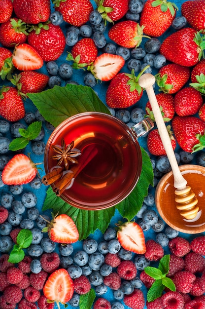 Foto té de hierbas con bayas mezcla de fresa, arándano, frambuesa y especias.