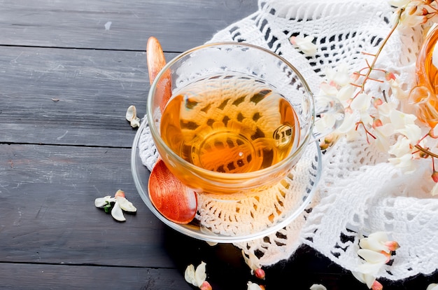 Té de hierbas curativas de acacia y flores