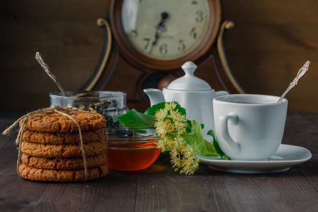 Té de hierbas curativo con flor de tilo y galletas