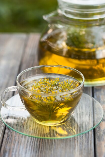 Té de hierbas con eneldo en un vaso al aire libre