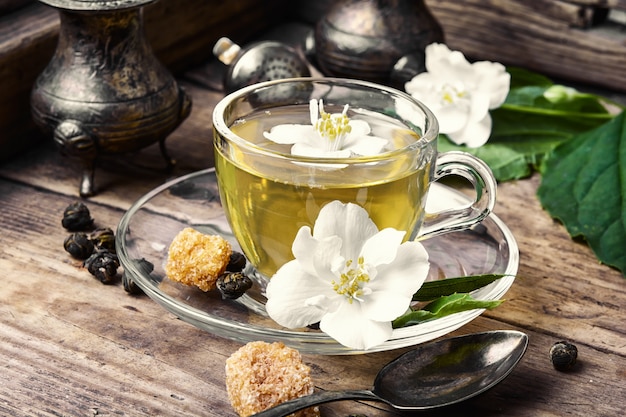 Té de hierbas con flores de jazmín.