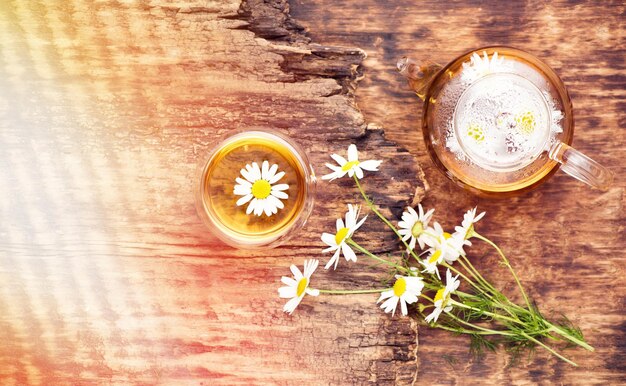 Té de hierbas con flores de manzanilla