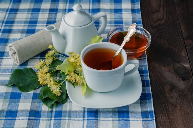 Té de hierbas con flores en servilleta azul