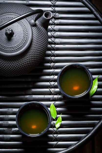 Té de hierbas frescas en un restaurante asiático en una mesa negra