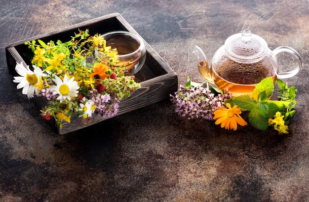 Té de hierbas con hierbas curativas Hierbas medicinales y flores