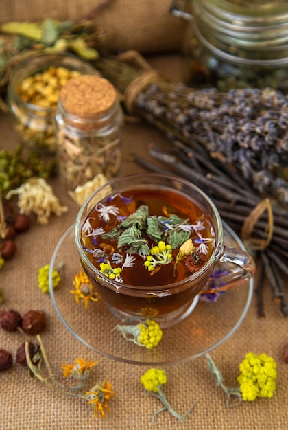 Té de hierbas con hierbas medicinales y flores Enfoque selectivo