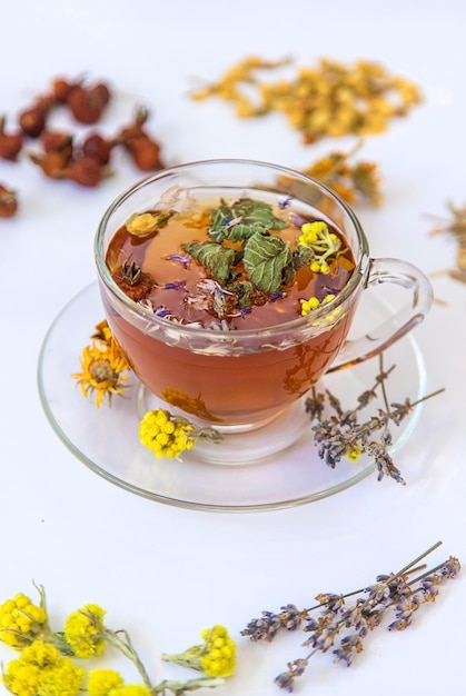 Té de hierbas con hierbas medicinales y flores Enfoque selectivo