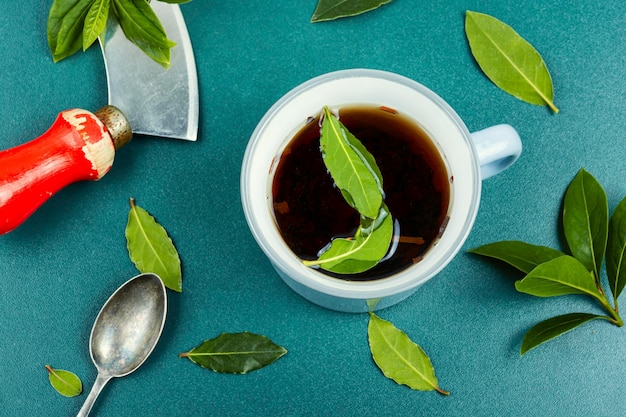 Té de hierbas de hoja de laurel en taza