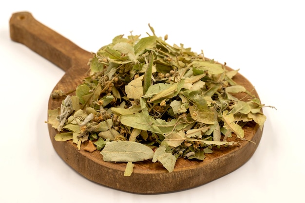 Té de hierbas de invierno sobre un fondo blanco Té de tilo Té medicinal preparado a partir de hojas de tilo Partículas de clavo y manzanilla