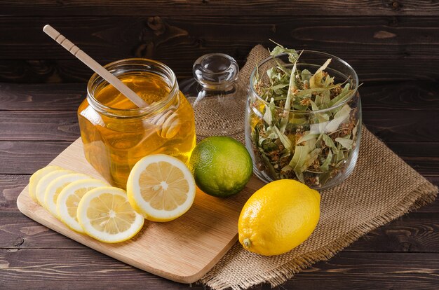 Té de hierbas con limón y miel