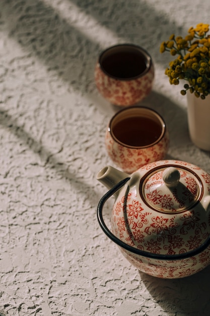 té de hierbas con manzanilla sobre un fondo claro