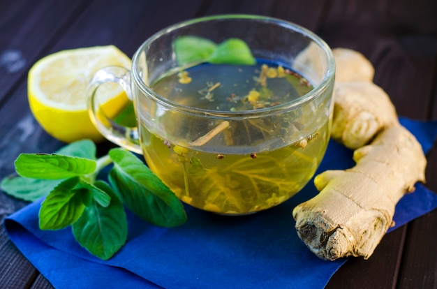 Té de hierbas con menta y jengibre en una mesa de madera