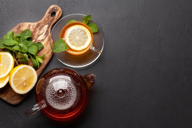 Té de hierbas con menta y limón Taza de té y tetera