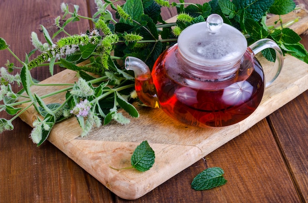 Té de hierbas con menta y miel. Foto