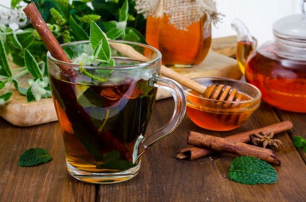 Té de hierbas con menta y miel. Foto