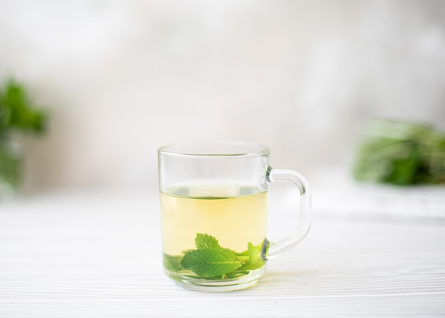 Foto té de hierbas con menta, tomillo, salvia