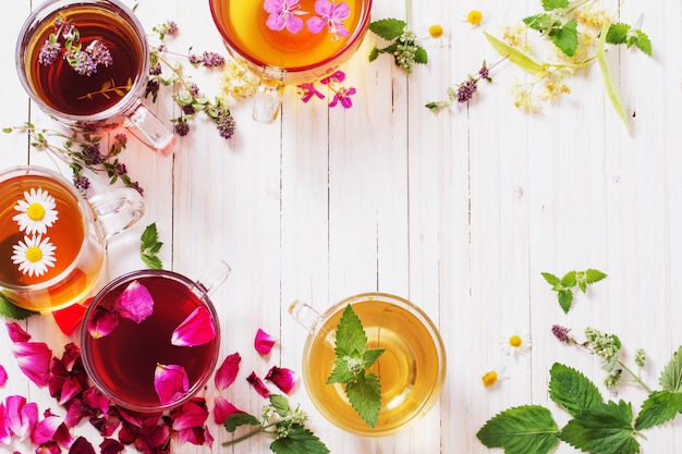 Té de hierbas en una mesa de madera blanca