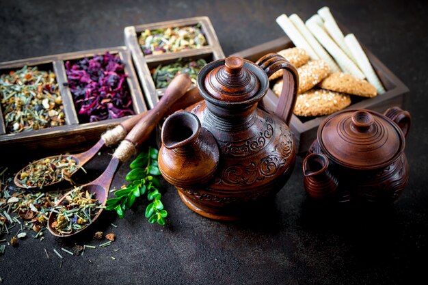 Té y hierbas en una mesa de madera