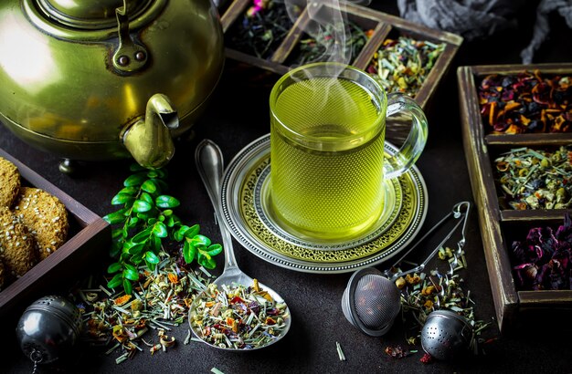 Té y hierbas en una mesa de madera