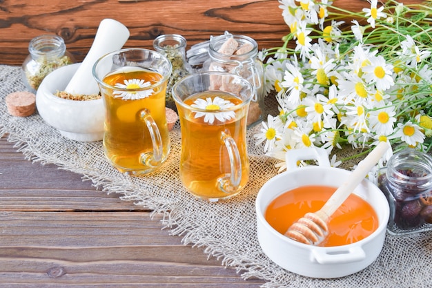 Té de hierbas con miel y flores.