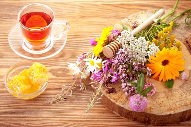 Té de hierbas con miel y hierbas medicinales