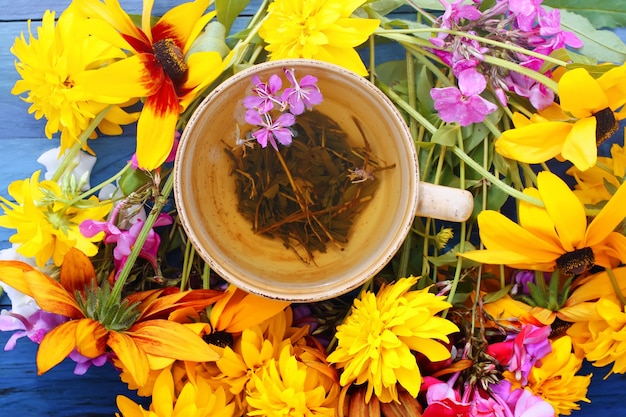 Té de hierbas naturales con hierbas medicinales en taza de cerámica