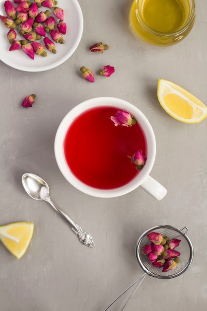 Té de hierbas con rosas rosadas en la taza