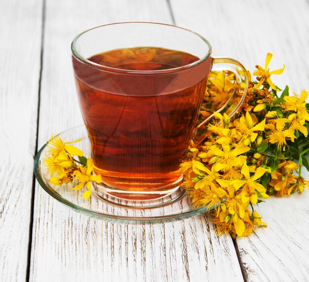 Té de hierbas en una taza de vidrio