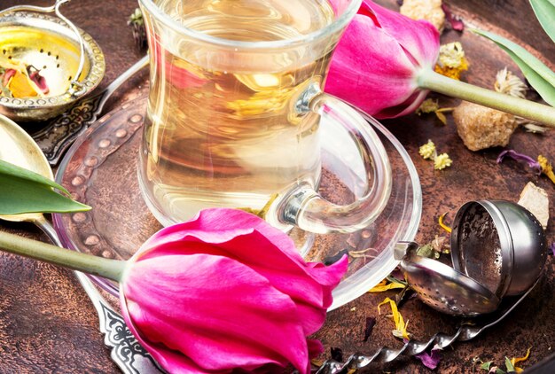 Té de hierbas y tulipán de primavera