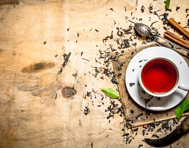 Té con hojas y canela