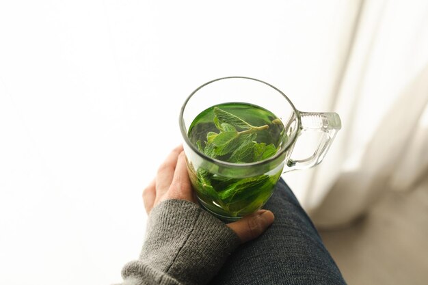 Té con hojas de menta fresca. La infusión de menta ayuda con los problemas digestivos