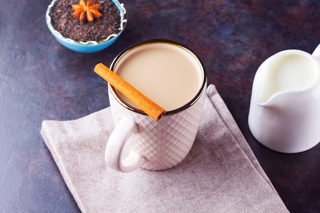 Foto té indio masala chai con especias en una taza