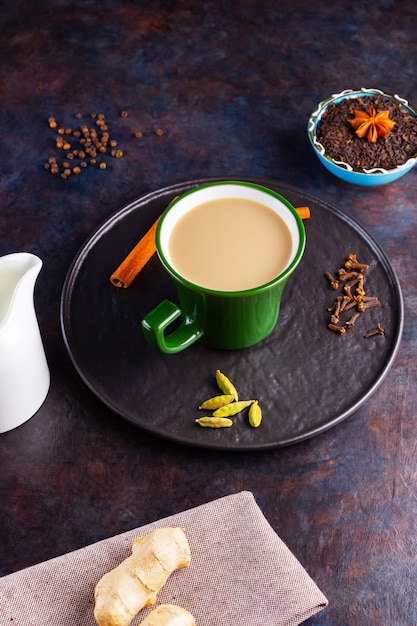 Té indio Masala chai con especias en una taza