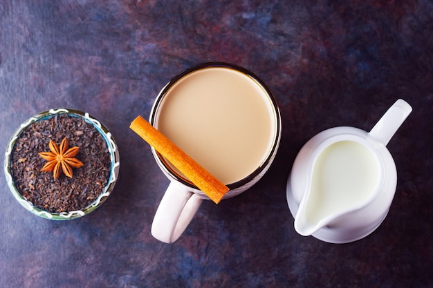 Té indio Masala chai con especias en una taza