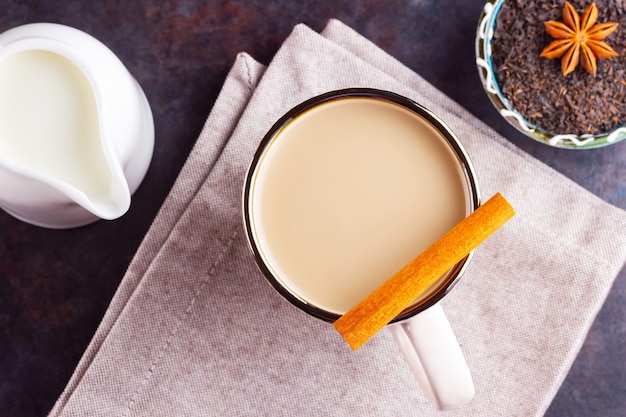 Té indio Masala chai con especias en una taza