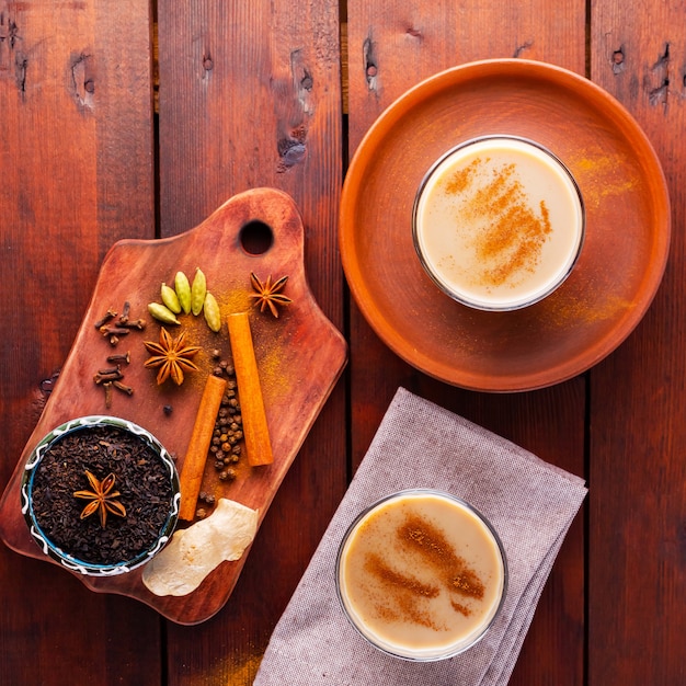 Té indio Masala chai con especias en tazas