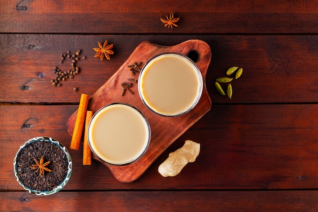 Foto té indio masala chai con especias en tazas