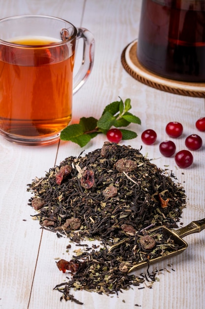 Té indio negro con hierbas, bayas y frutas Primer enfoque selectivo en hojas de té secas