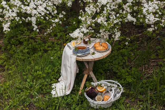 Té inglés en el jardín de flores de primavera Vertical