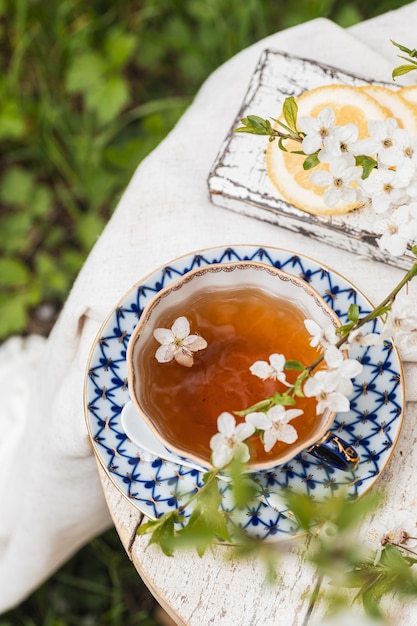 Té inglés en el jardín de flores de primavera Vertical