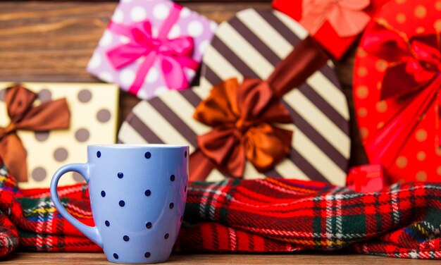 Té de invierno en una taza y regalos de navidad.