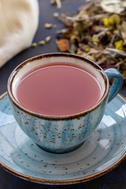 Té de invierno en una taza sobre un fondo negro y azul.