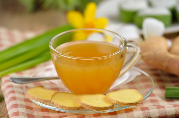 Té de jengibre caliente en una taza de vidrio