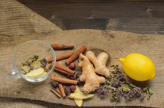 Té de jengibre con limón, hierbas y canela.