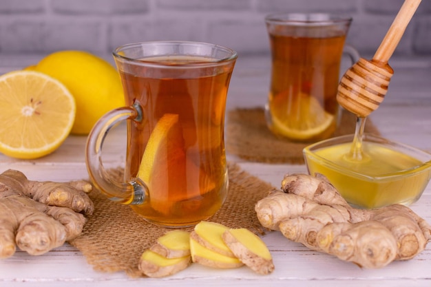 Té con jengibre y limón en tazas transparentes