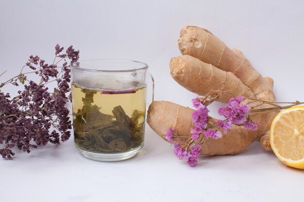 Té de jengibre con menta y limón