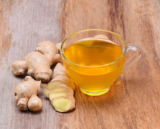 Té de jengibre en mesa de madera