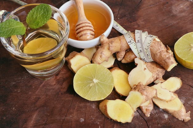 Foto té de jengibre con miel limón