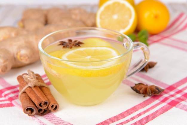 Té de jengibre saludable con limón y miel en primer plano de la mesa